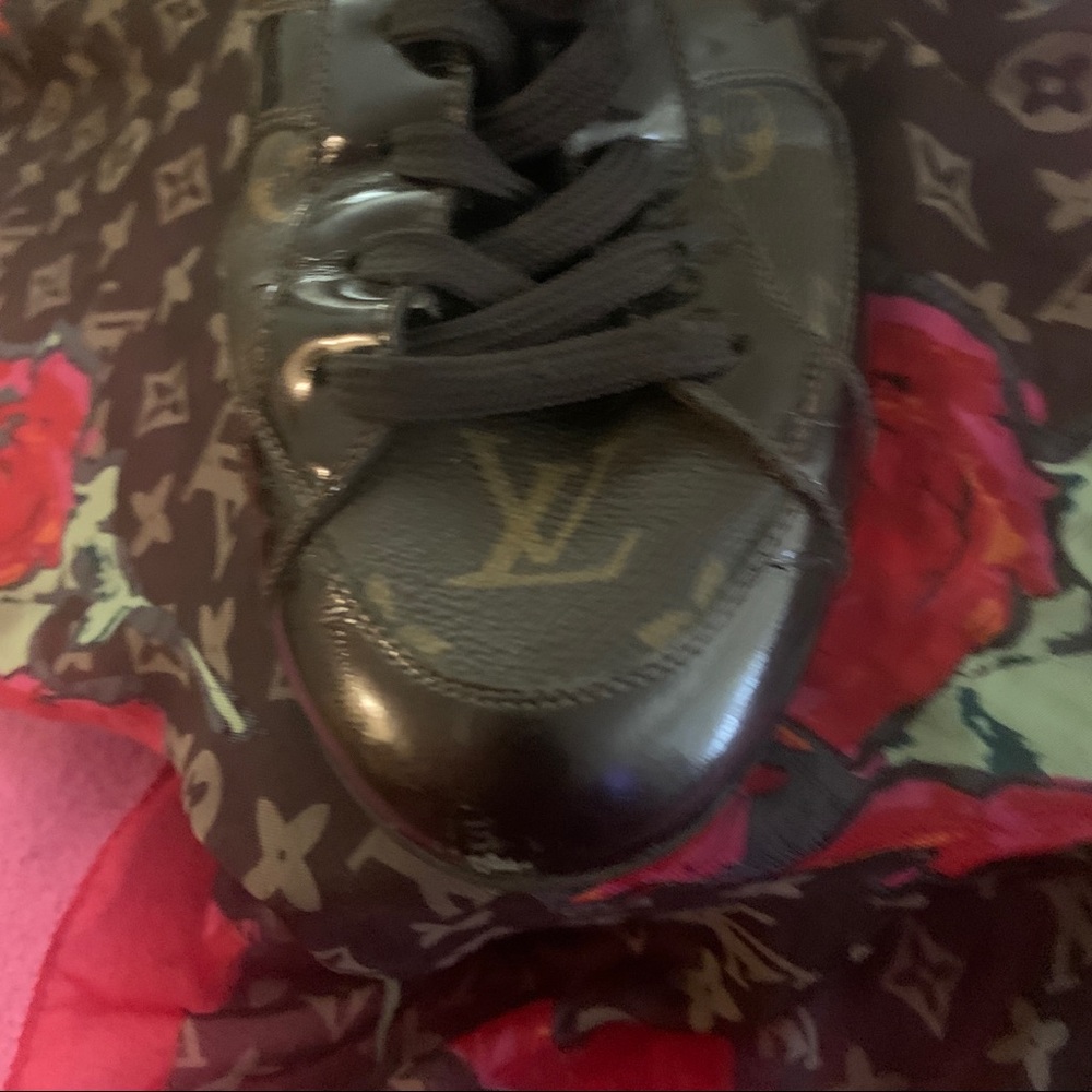 Louis Vuitton sneakers size 39